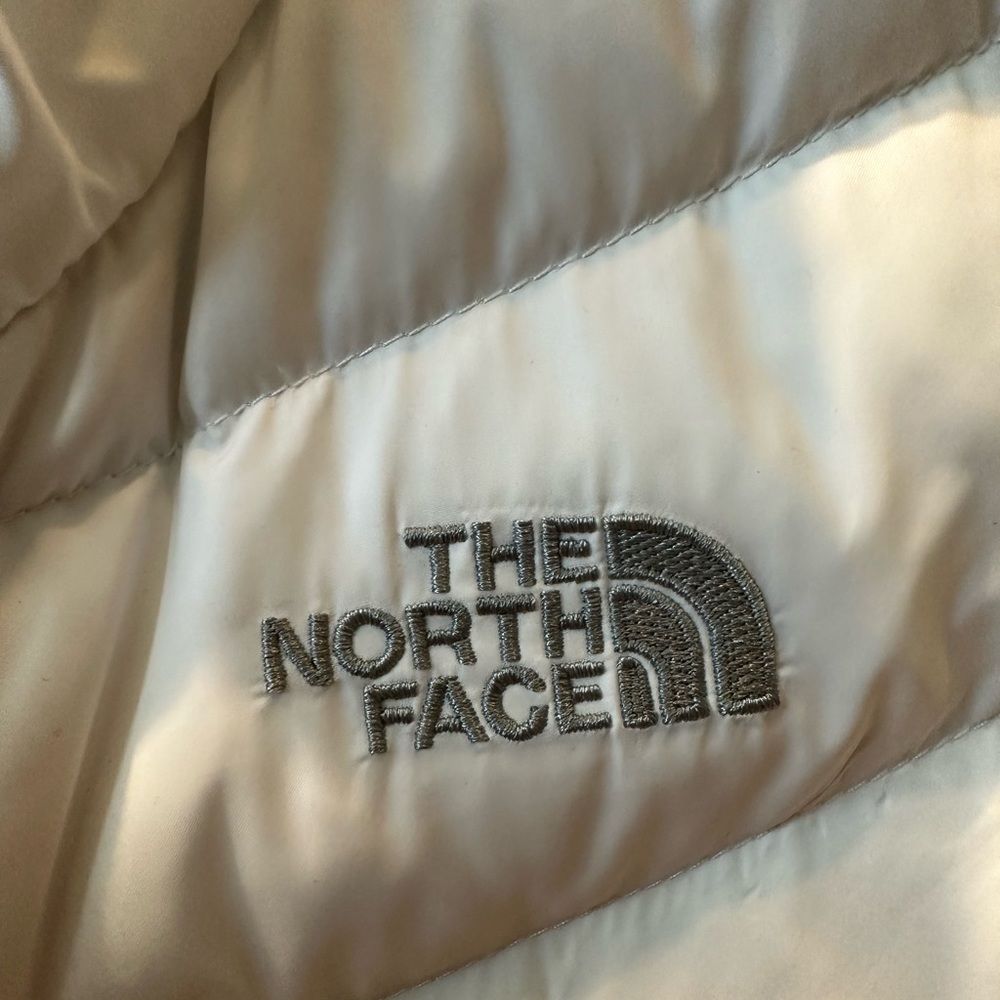 SOLD DONT BUY Like new north face 550 puffer vest - Picture 6 of 10